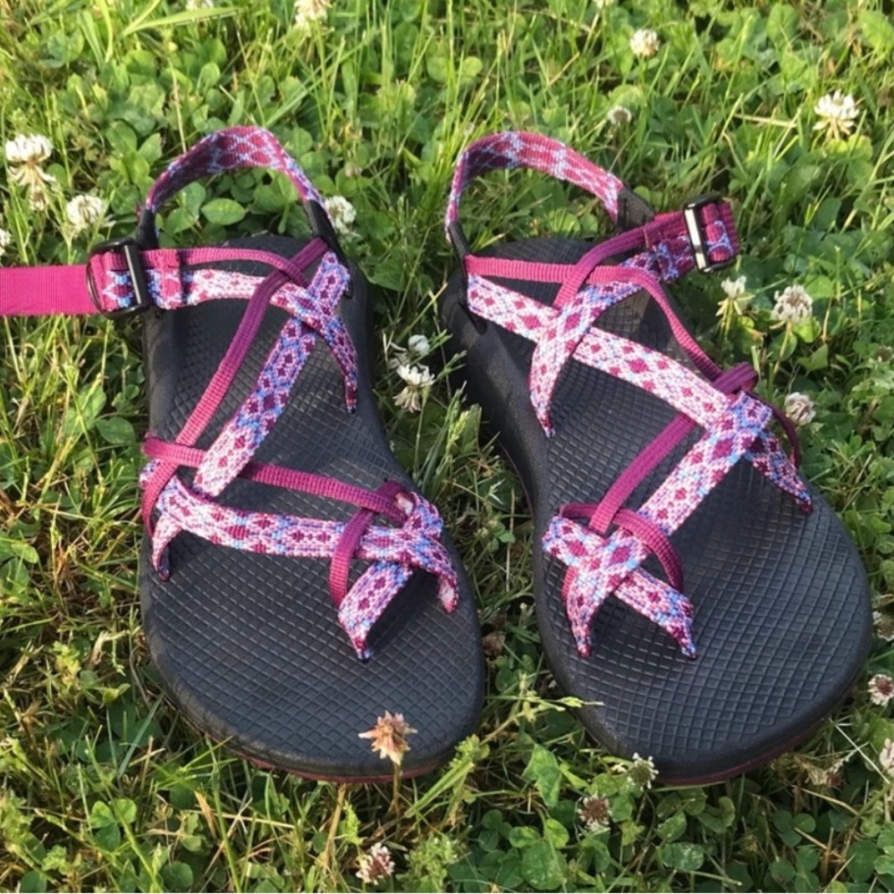 Size 9 chaco z/cloud x2 remix sandals- berry poplin